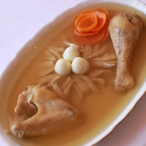 Racitură din gaină de casă cu os